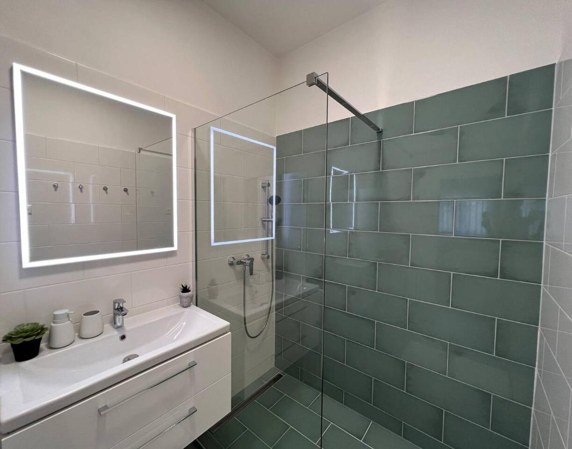 96M2 Of Comfort And Style: 4Bd Apartment In Old Town Μπρατισλάβα Εξωτερικό φωτογραφία